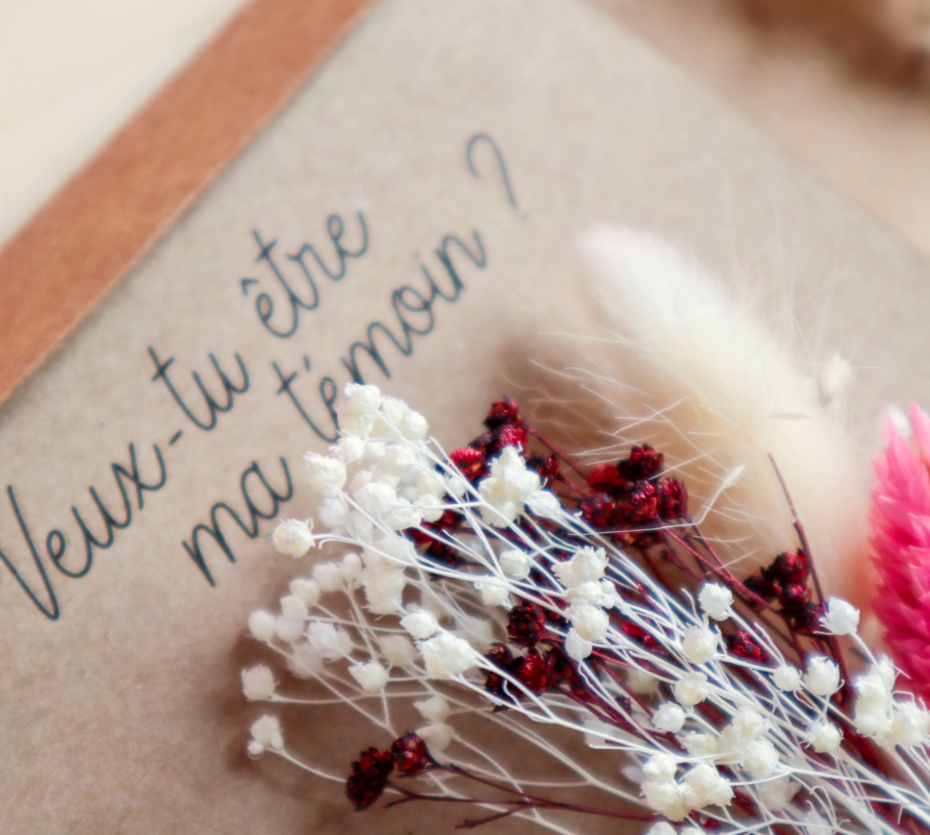 Carte avec fleurs séchées pour demande de témoin, demande en mariage
