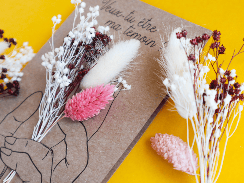 Carte avec fleurs séchées pour demande de témoin, demande en mariage