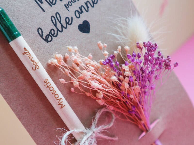 Carte avec crayon à planter et fleurs séchées pour cadeau nounou, Maîtresse, ATSEM