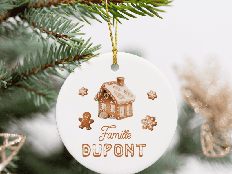 Boule de Noël personnalisée, ornement sapin avec maison et bonhomme de pain d’épices Boule de Noël personnalisée, ornement sapin avec maison et bonhomme de pain d'épices