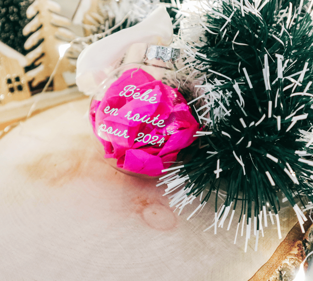 Boule de Noël personnalisée pour annonce grossesse, annonce grands-parents, bébé est en route pour 2024