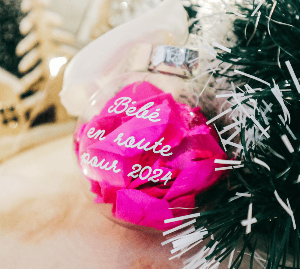 Boule de Noël personnalisée pour annonce grossesse, annonce grands-parents, bébé est en route pour 2024