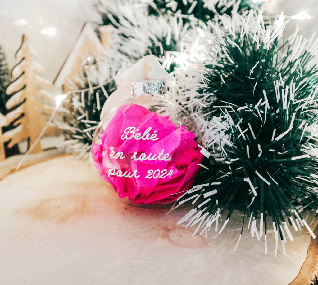 Boule de Noël personnalisée pour annonce grossesse, annonce grands-parents, bébé est en route pour 2024
