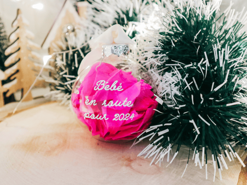 Boule de Noël personnalisée pour annonce grossesse, annonce grands-parents, bébé est en route pour 2024