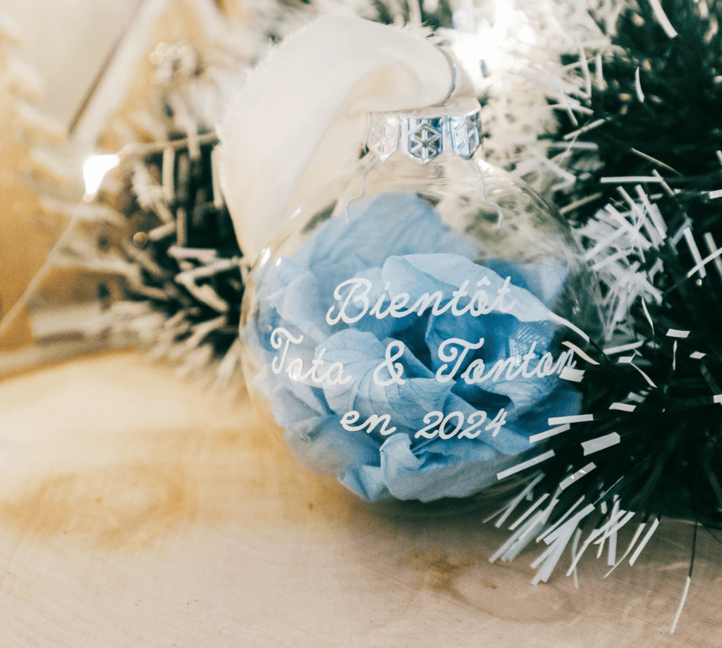 Boule de Noël personnalisée pour annonce grossesse, annonce grands-parents, bébé est en route pour 2024