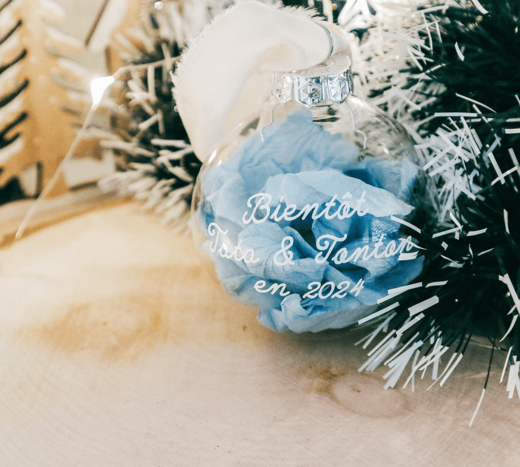 Boule de Noël personnalisée pour annonce grossesse, annonce grands-parents, bébé est en route pour 2024
