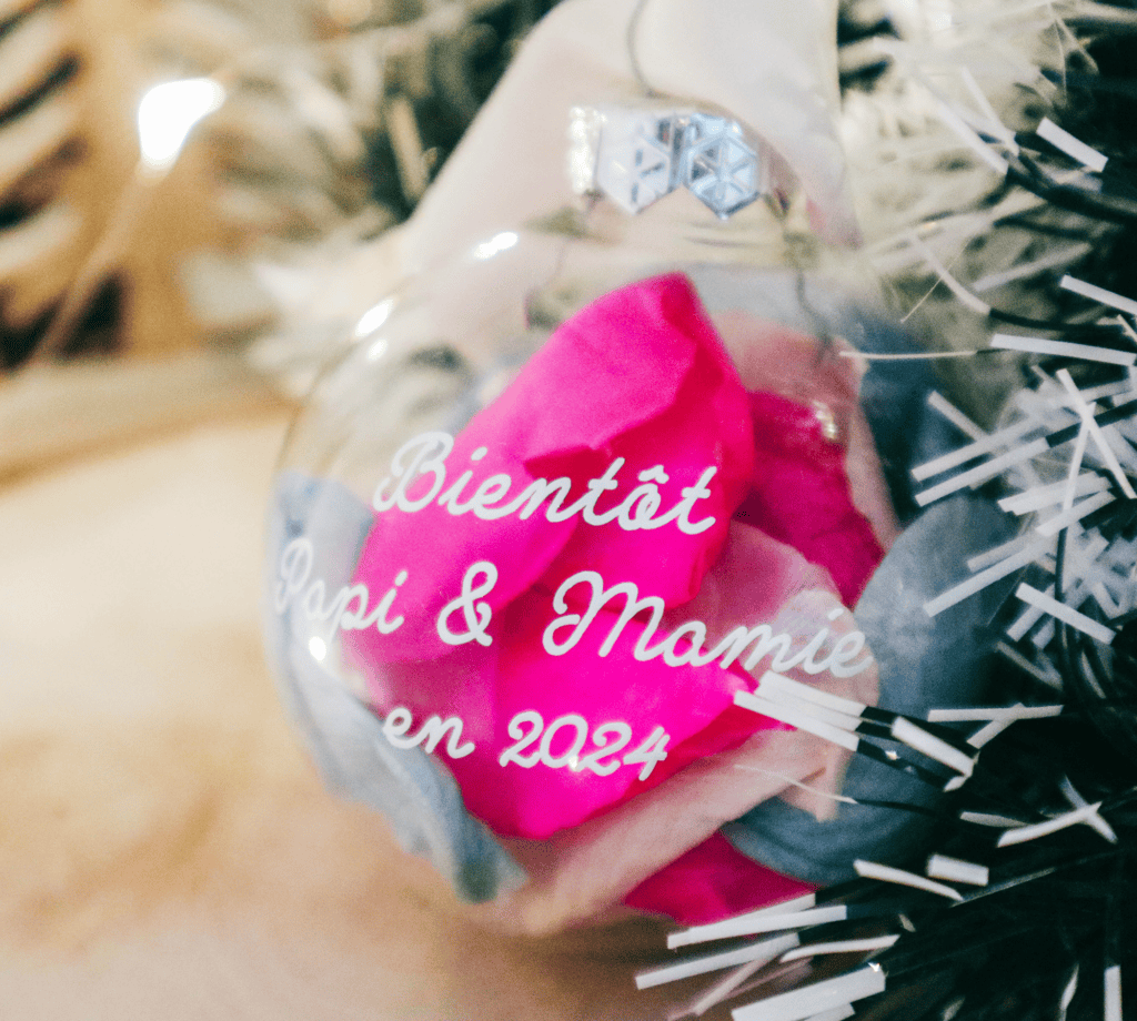 Boule de Noël personnalisée pour annonce grossesse, annonce grands-parents, bébé est en route pour 2024