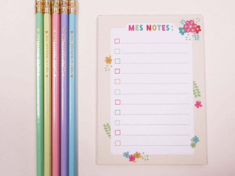 Kit cadeau de fin d’année pour Maîtresse/Maître/ATSEM – Bloc-notes + lot de 5 crayons de papier Kit cadeau de fin d'année pour Maîtresse/Maître/ATSEM - Bloc-notes + lot de 5 crayons de papier