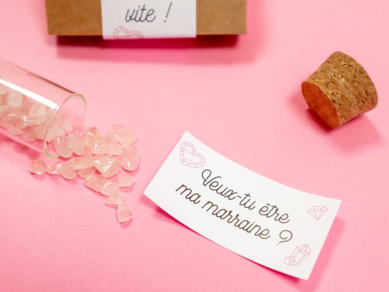 Fiole message personnalisé en verre avec pierres naturelles quartz rose, améthyste ou cristal de roche, livrée dans une boîte cadeau en kraft.