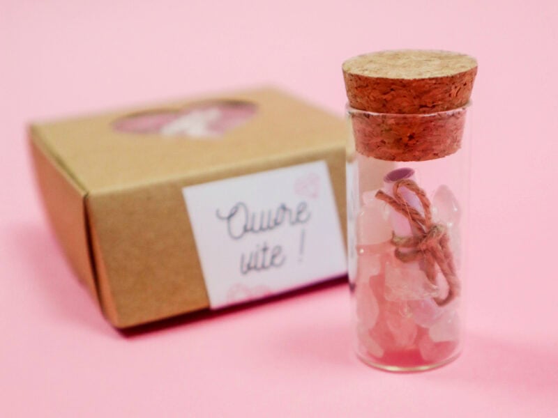 Fiole message personnalisé en verre avec pierres naturelles quartz rose, améthyste ou cristal de roche, livrée dans une boîte cadeau en kraft.