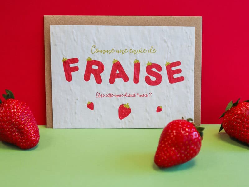 Carte à planter présentée avec fraises fraîches - idée cadeau future maman
