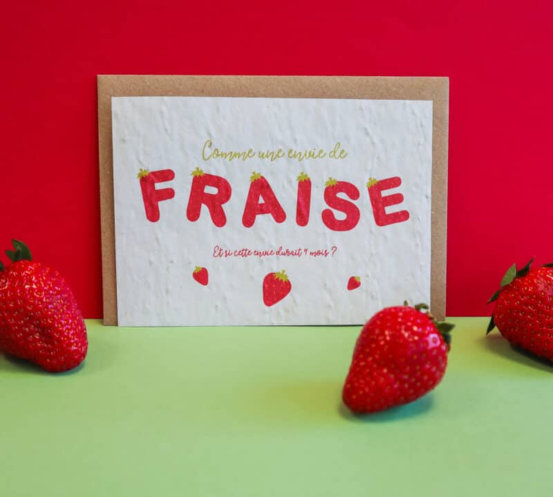 Carte à planter présentée avec fraises fraîches - idée cadeau future maman