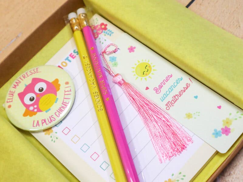 Coffret cadeau fin d’année scolaire Maîtresse, Maître, ATSEM, Nounou – Kit papeterie assorti – Bloc-notes, marque-page, magnet, crayons Coffret cadeau fin d'année scolaire Maîtresse, Maître, ATSEM, Nounou - Kit papeterie assorti - Bloc-notes, marque-page, magnet, crayons