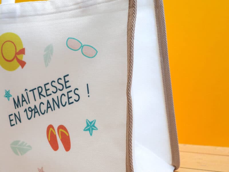 Sac cabas « En vacances ! » Maîtresse, ATSEM, Nounou – Cadeau fin d’année scolaire, Cabas été, 2 tailles Sac cabas "En vacances !" Maîtresse, ATSEM, Nounou - Cadeau fin d’année scolaire, Cabas été, 2 tailles