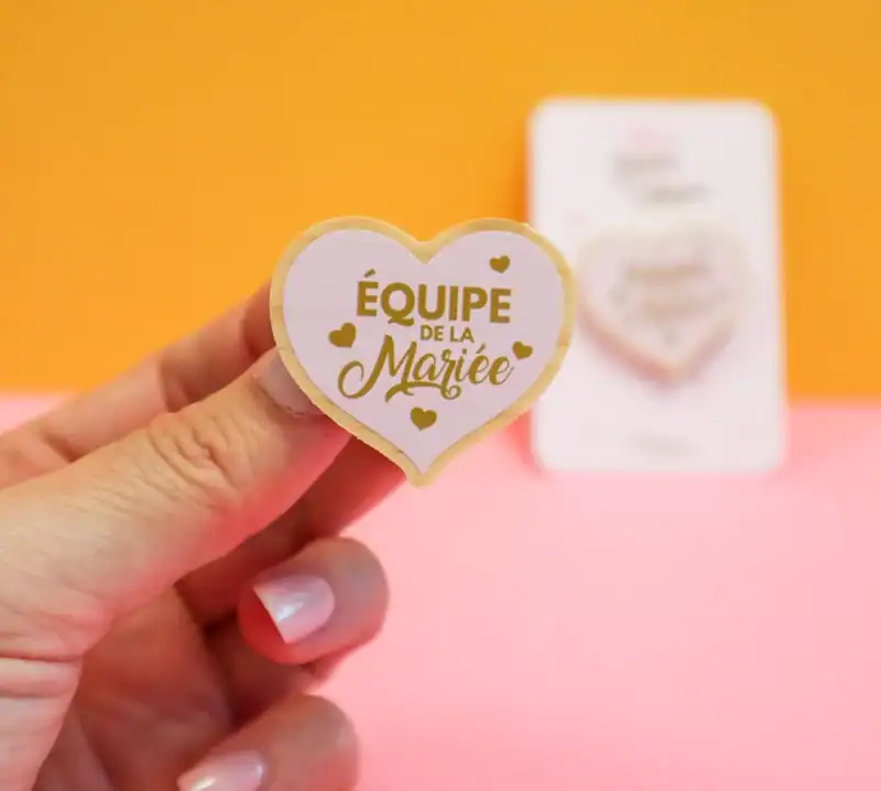 Pin’s Équipe de la Mariée en bois naturel – cadeau témoins mariage