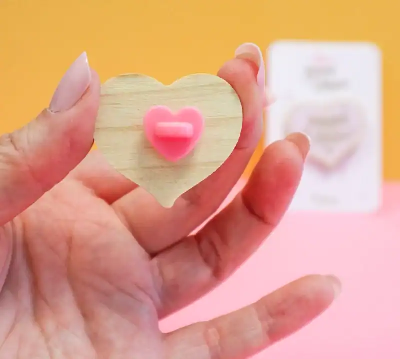 Dos du pin’s Équipe de la Mariée en bois avec fermoir coeur