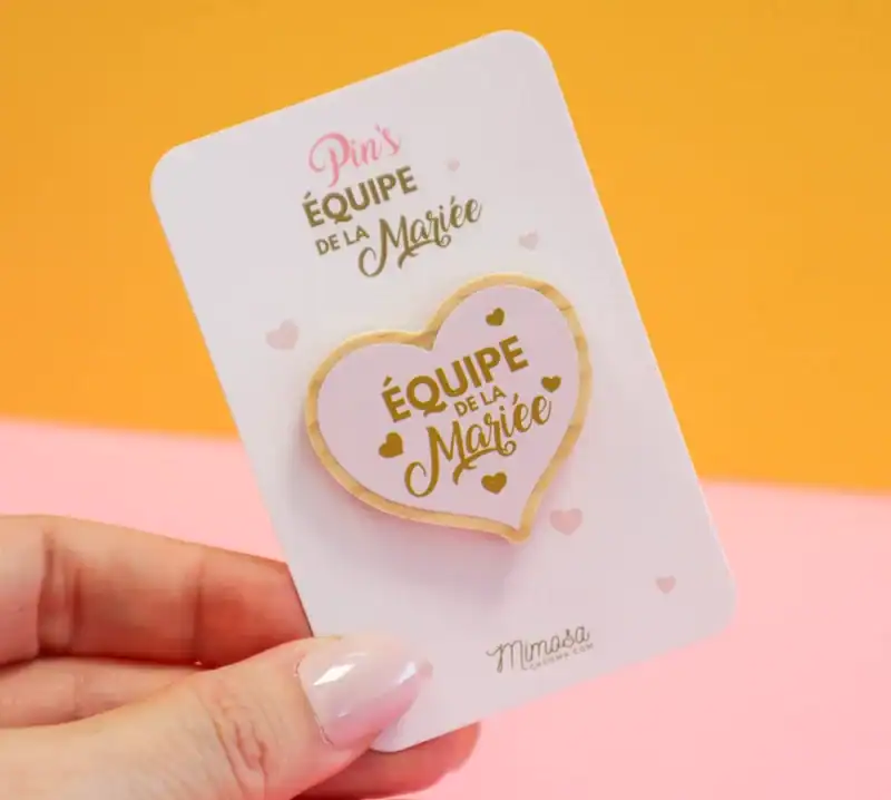 Pin’s Équipe de la Mariée présenté sur cartonnette – cadeau mariage