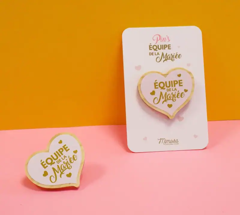 Pin’s Équipe de la Mariée en bois naturel – accessoire mariage et EVJF