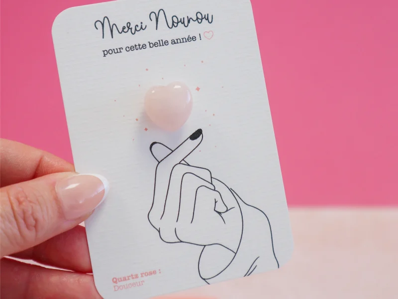 Carte cadeau “Merci Nounou” avec mini cœur détachable en quartz rose naturel sur carte illustrée