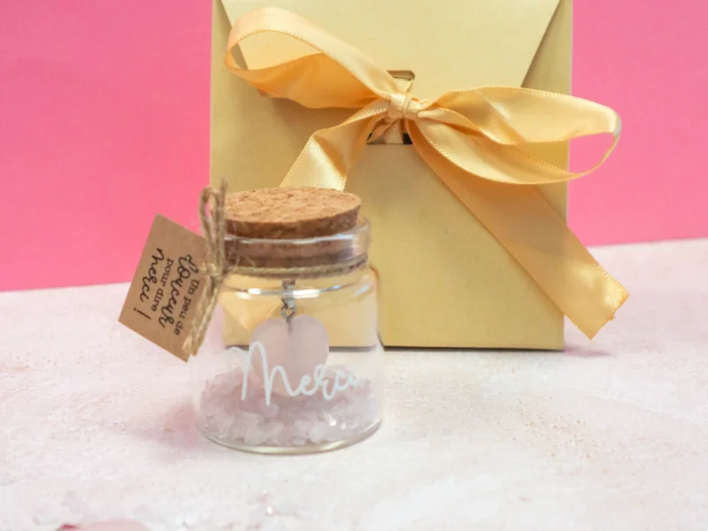 Fiole cadeau merci avec cœur en quartz rose et éclats de pierre naturelle