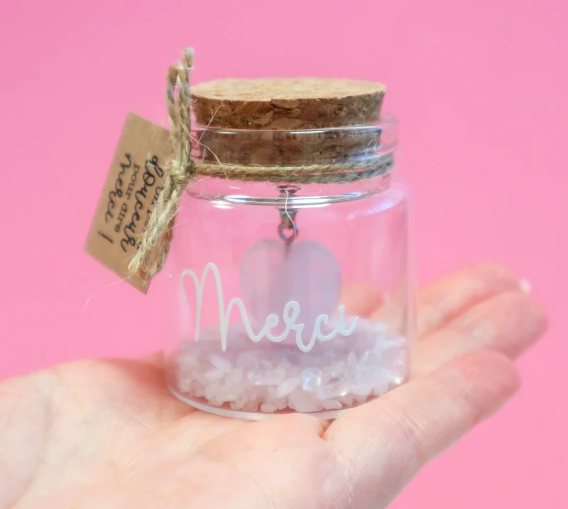 Mini fiole cadeau avec cœur en quartz rose tenue dans la main