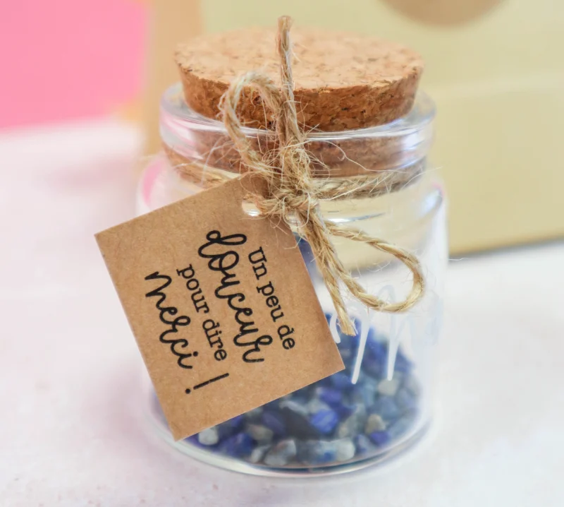 Détail de la fiole cadeau avec étiquette kraft “un peu de douceur pour dire merci”