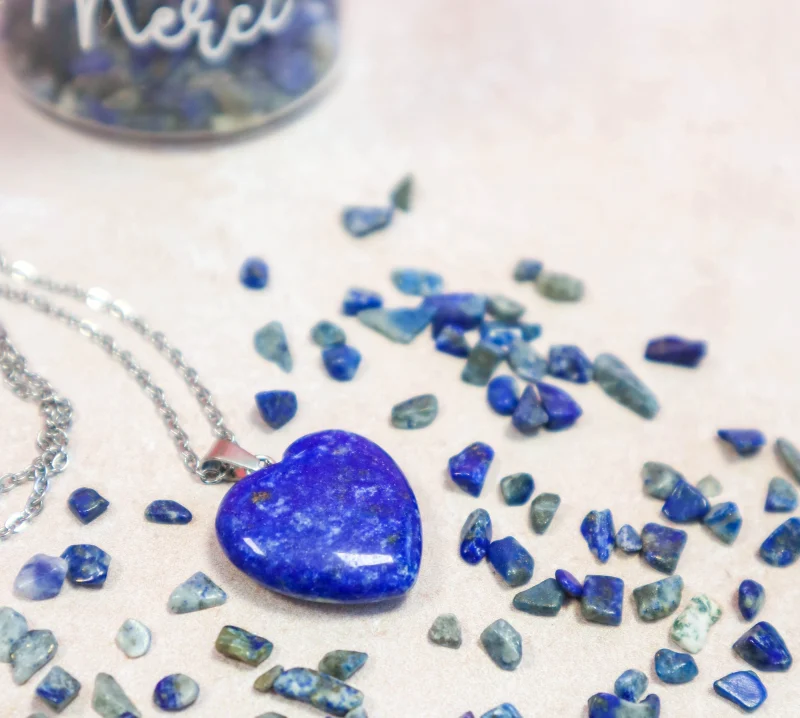 Pendentif cœur en lapis lazuli monté sur chaîne argentée