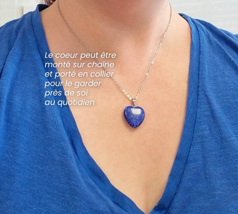 Collier avec pendentif cœur en lapis lazuli porté autour du cou