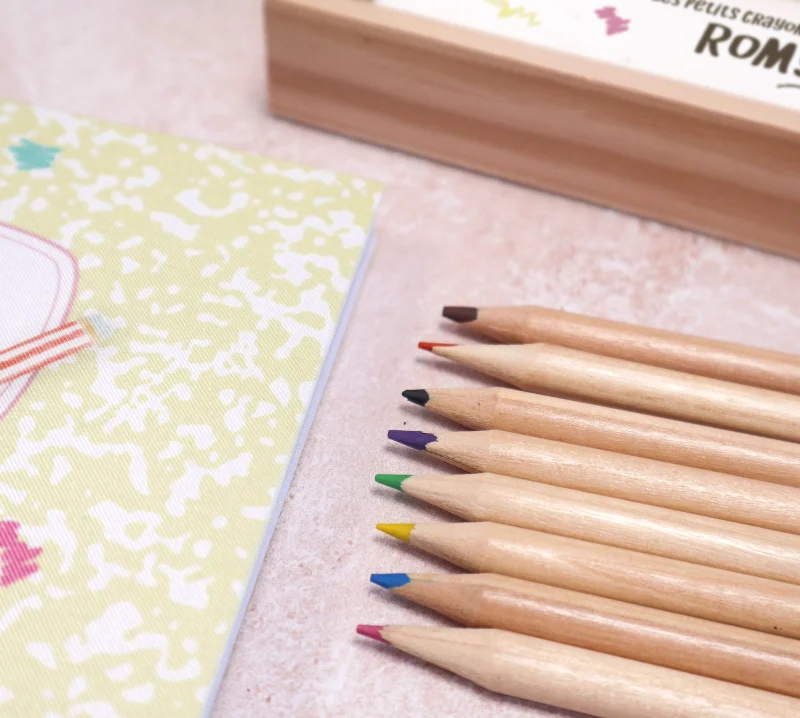 8 crayons de couleur en bois inclus avec la boîte à crayons personnalisée