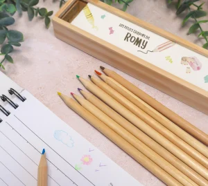 Boîte à crayons personnalisée au prénom de l’enfant avec crayons de couleur