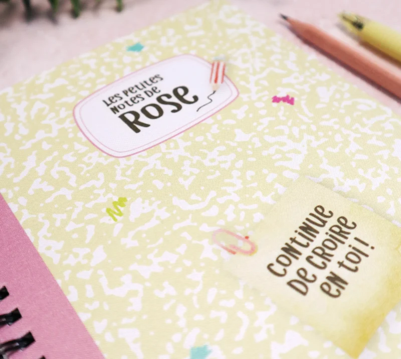 Détail de la couverture en tissu du carnet personnalisé au prénom de l’enfant