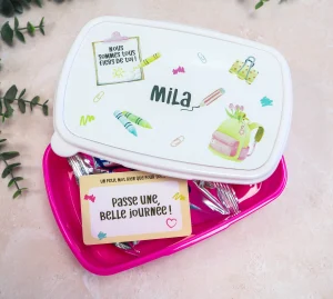 Carte avec message positif glissée dans la boîte à goûter d'un enfant