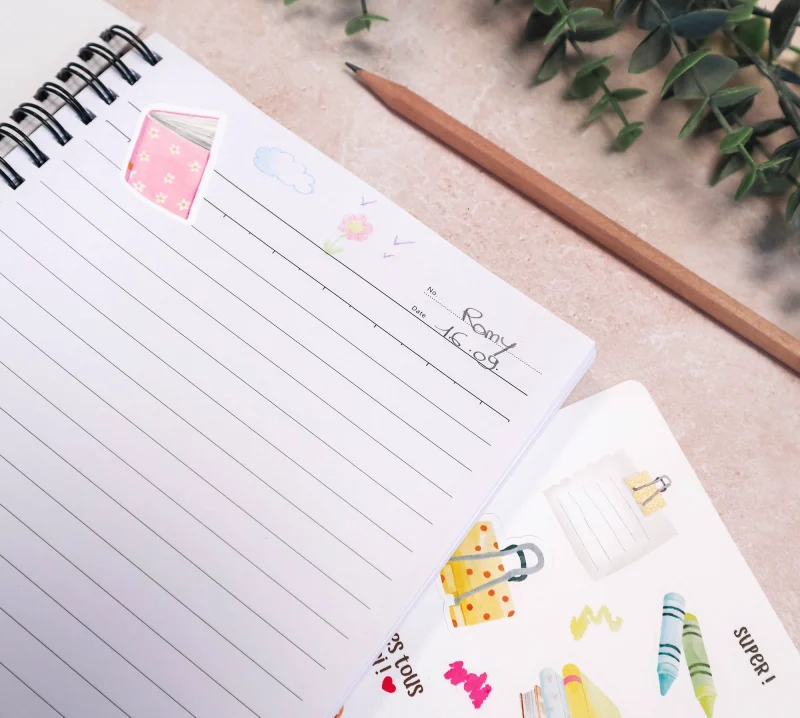 Sticker décoratif collé sur un cahier d’école