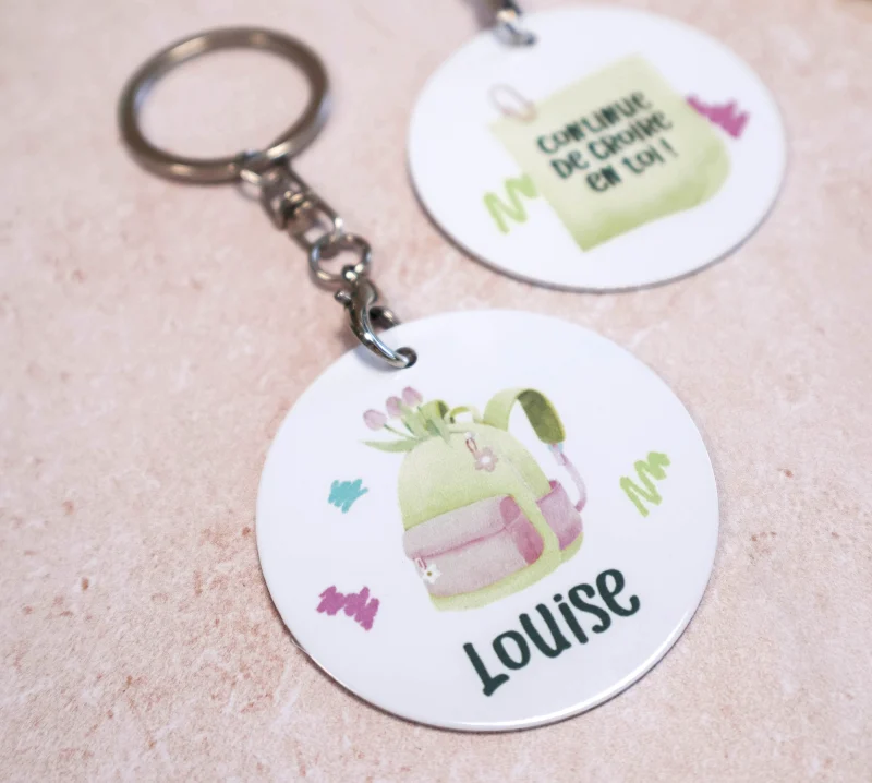 Porte-clé personnalisé avec prénom Louise et illustration sac à dos