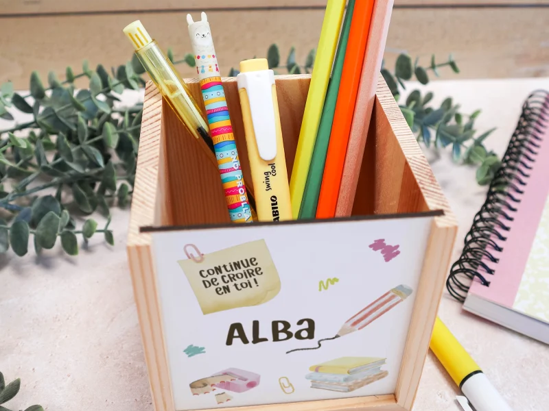 Pot à crayons en bois personnalisé avec prénom et message