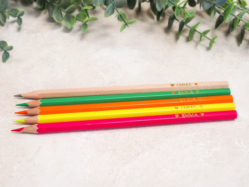 Set de 5 crayons personnalisés au prénom de l’enfant