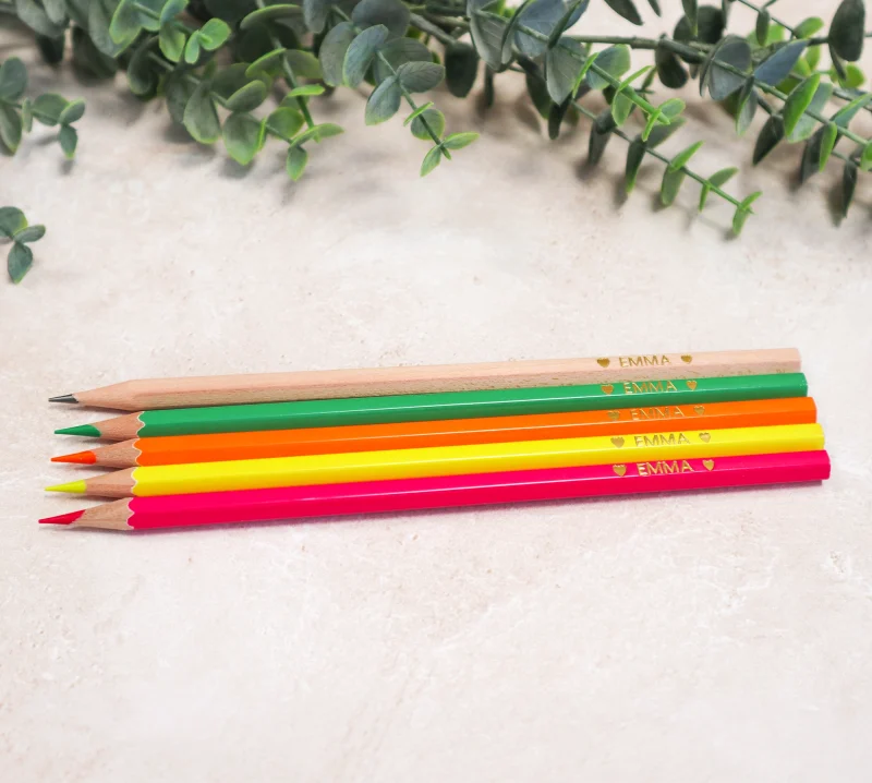 Set de 5 crayons personnalisés au prénom de l’enfant