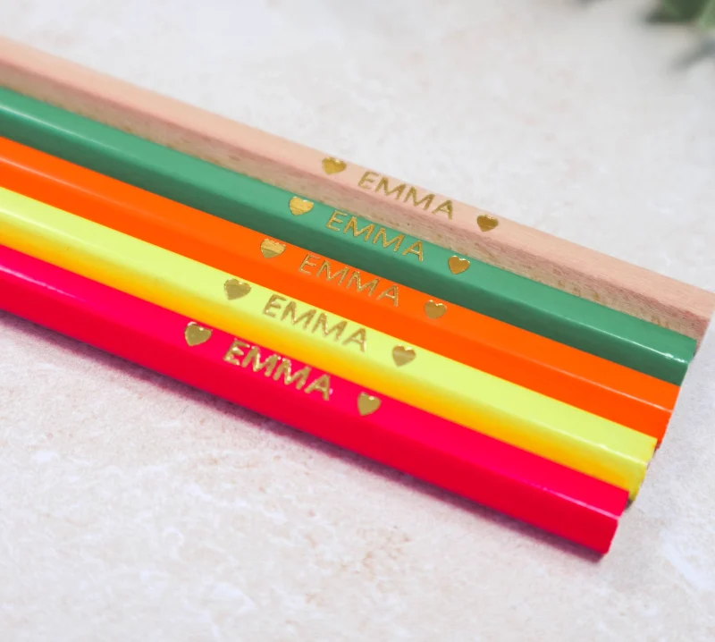 Crayons personnalisés avec prénom en dorure or et petits cœurs