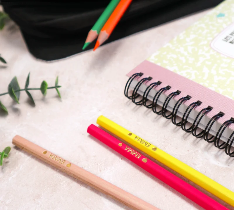 Crayons personnalisés au prénom avec carnet scolaire