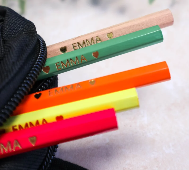 Crayons personnalisés avec prénom doré rangés dans une trousse