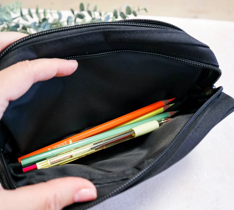 Intérieur de la trousse personnalisée enfant avec crayons et stylos